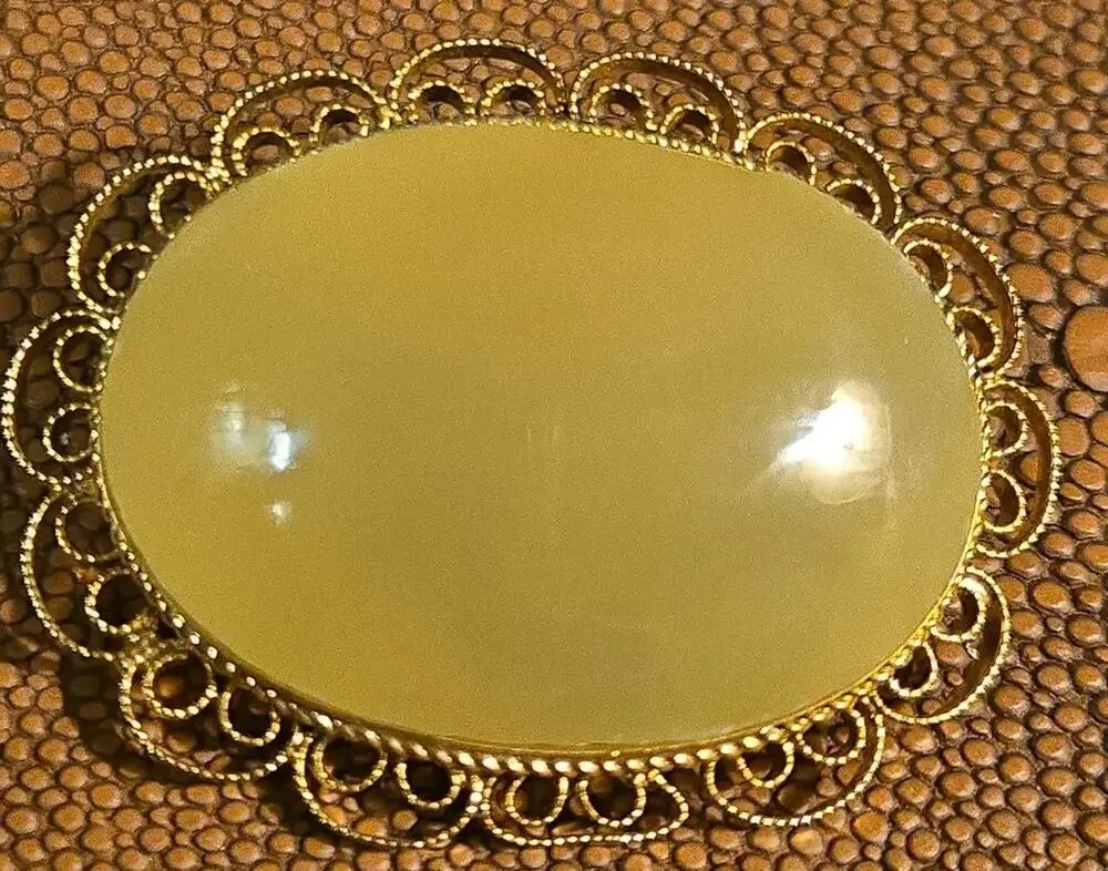 Vintage Green Jade Stone Oval Filigree Gold Tone Wired Brooch Pin